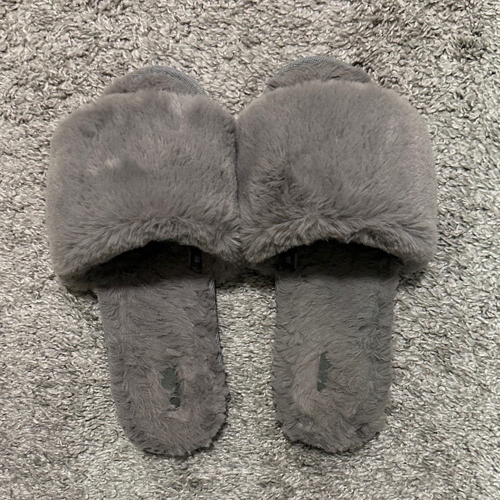 SKIMS Gray Fuzzy Women's Slippers